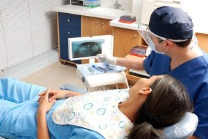 Dentiste montrant une panoramique à une patiente