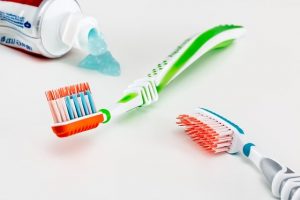 brosses à dents et dentifrice