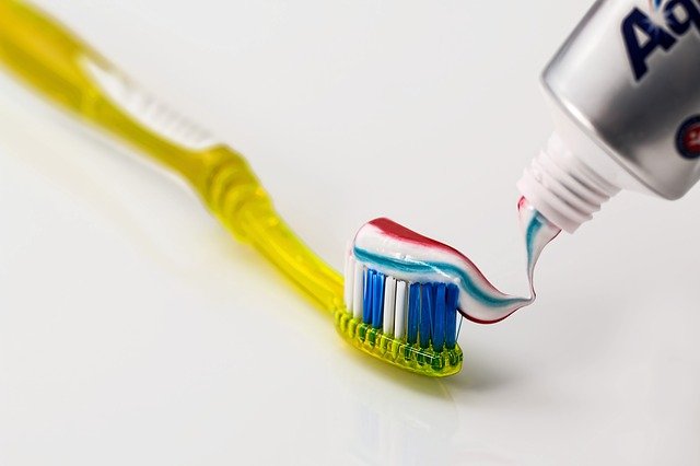 Une brosse à dents conseillée par un dentiste.